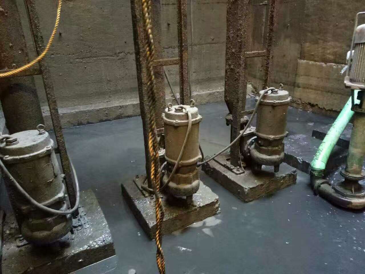 水满乡污水池清理