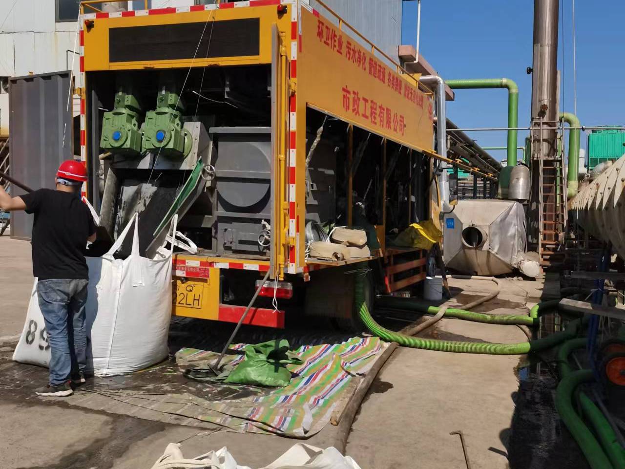 水满乡淤泥压干处理