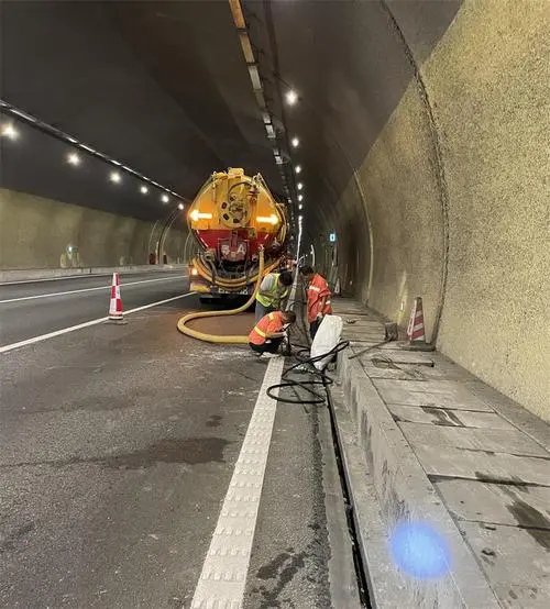 水满乡隧道排水渠清淤